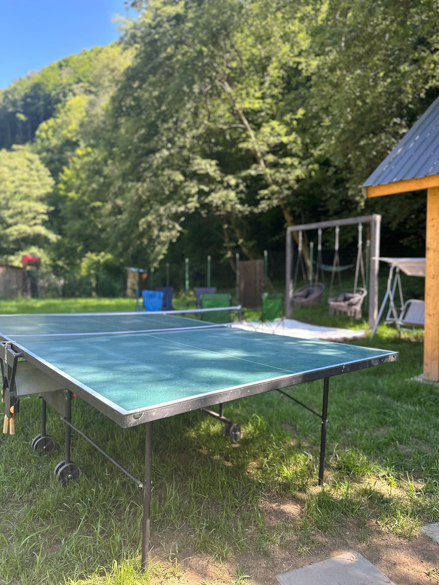 Masa de ping-pong in curte