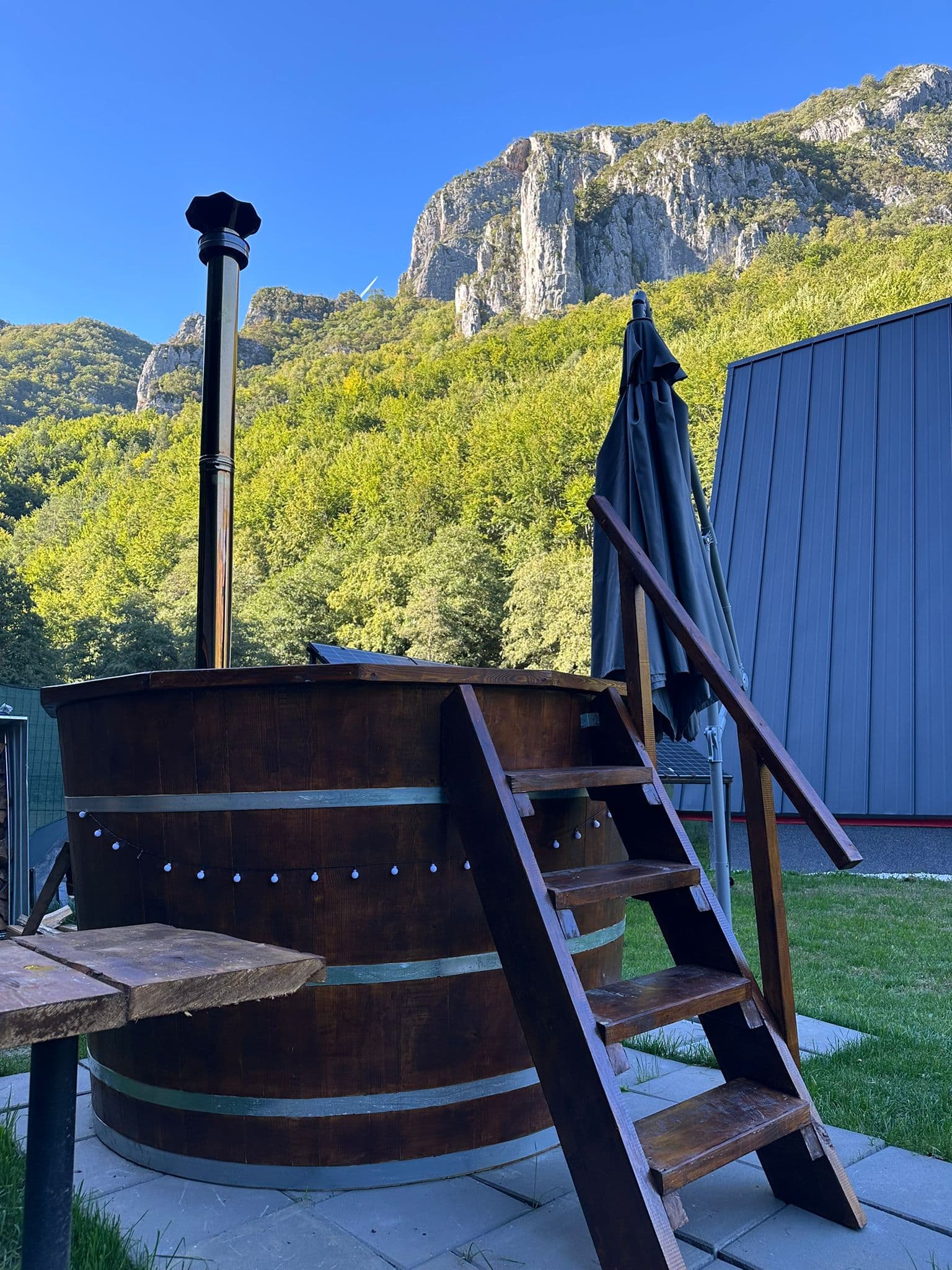 Ciubar cu vedere spre munte